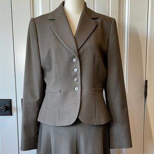 Tahari Suit, Size 6, hardly worn